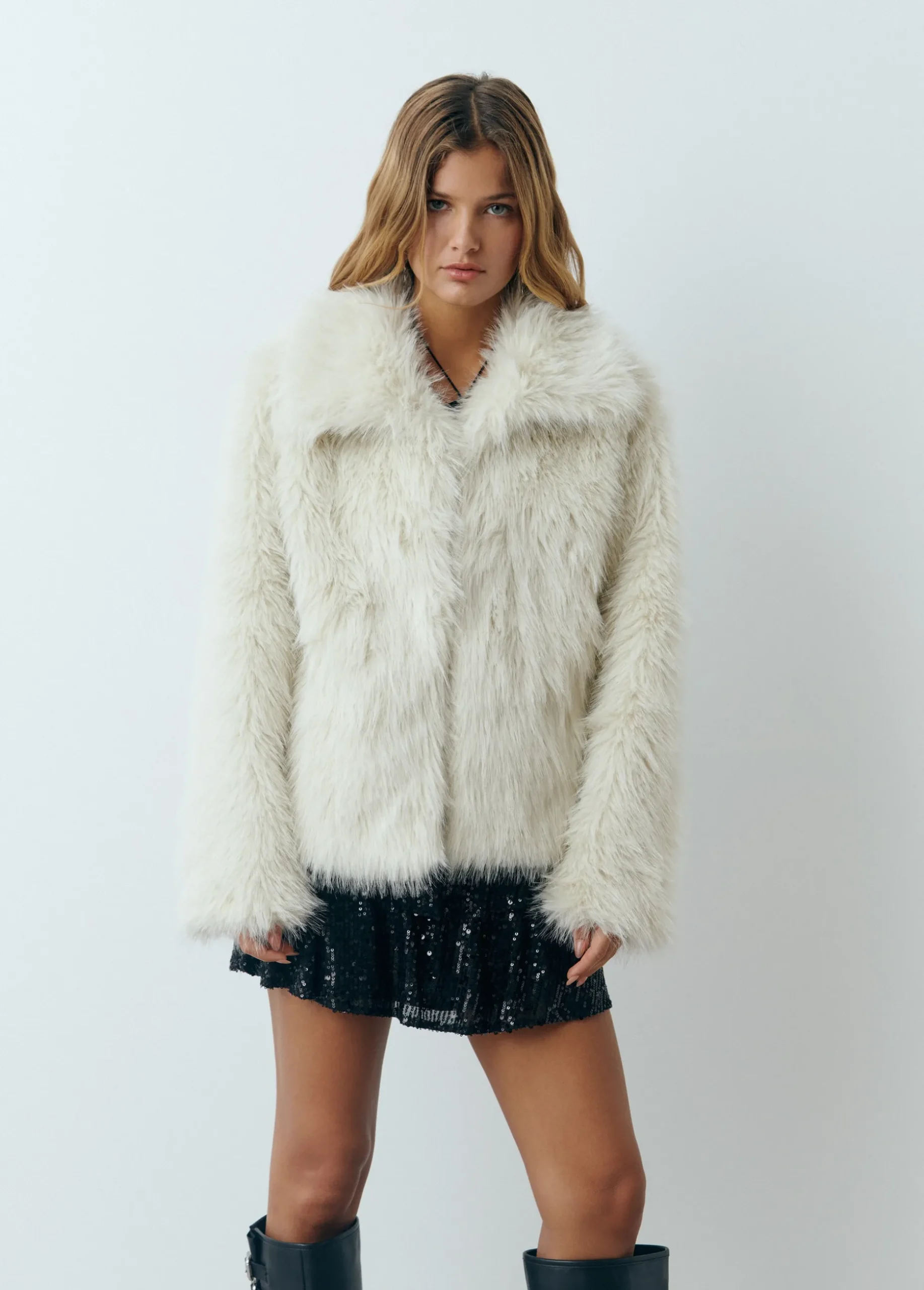 Abrigo corto cuello efecto pelo