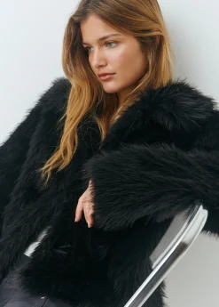 Abrigo corto cuello efecto pelo