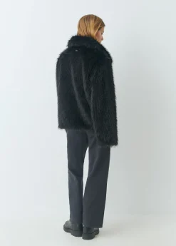 Abrigo corto cuello efecto pelo