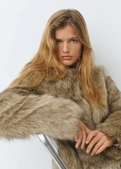 Abrigo corto efecto pelo