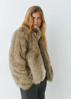 Abrigo corto efecto pelo