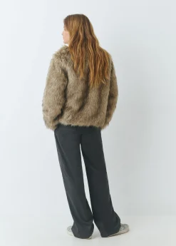 Abrigo corto efecto pelo