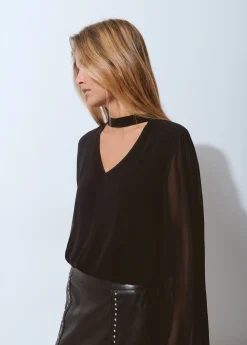 Blusa detalle choker