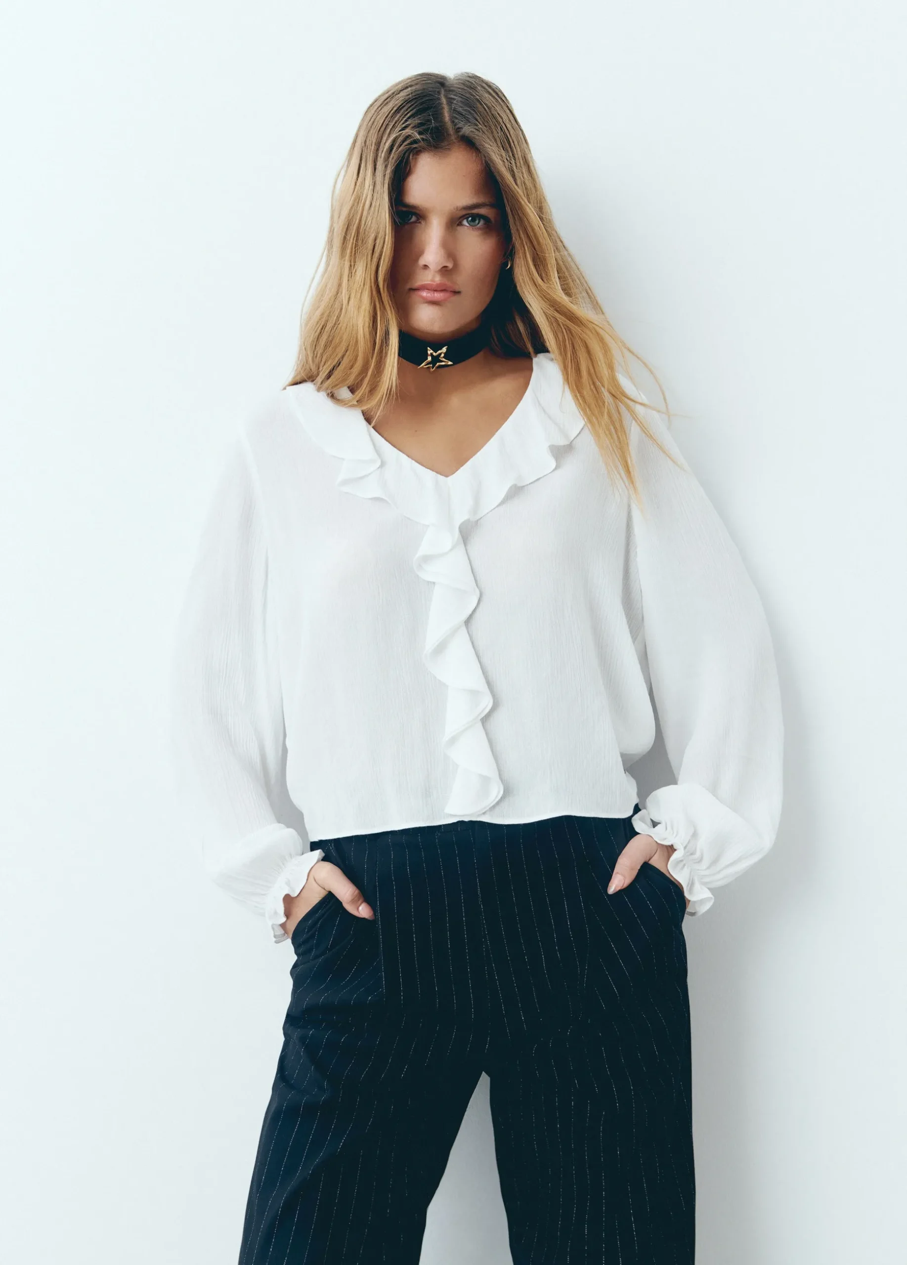 Blusa escote volantes