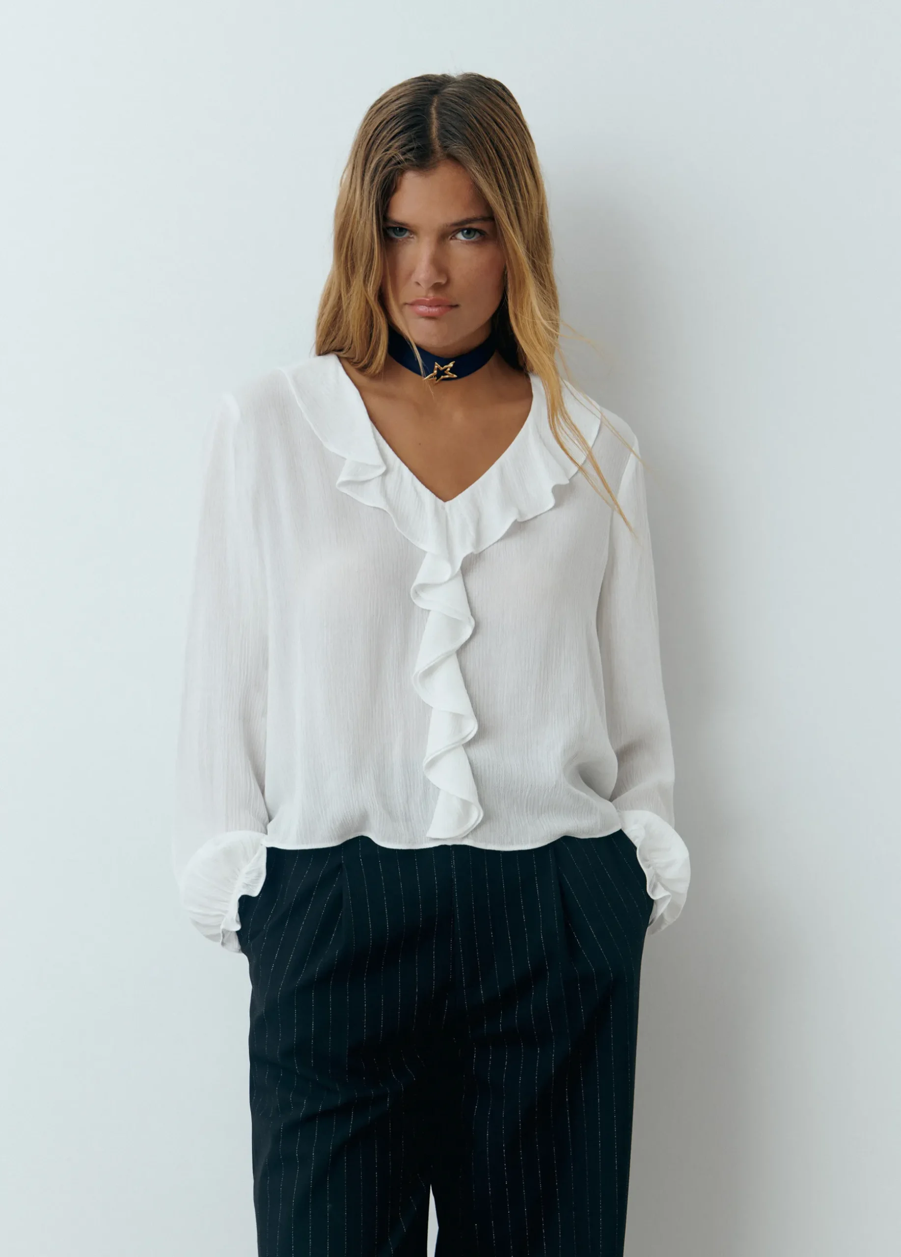 Blusa escote volantes