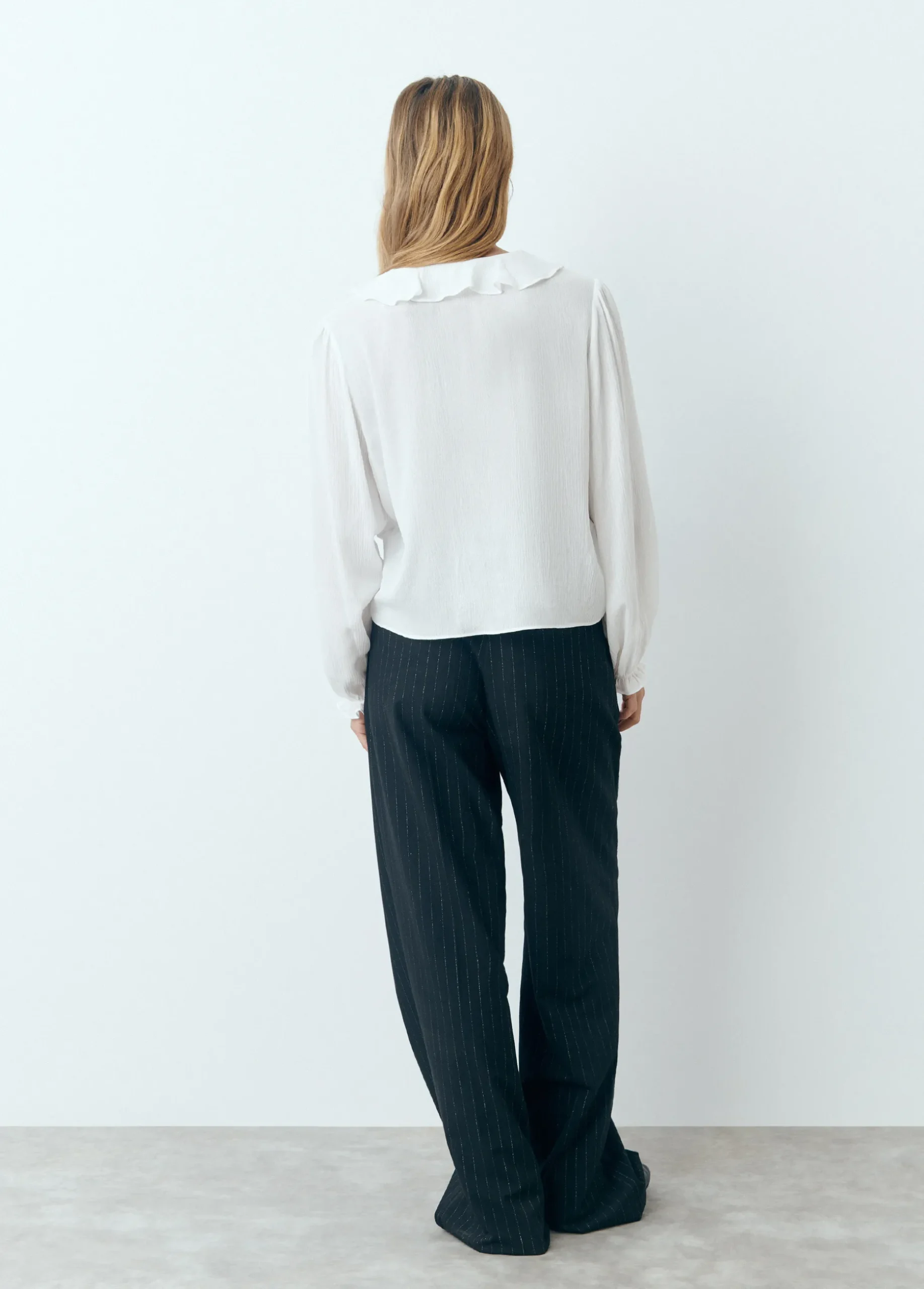 Blusa escote volantes