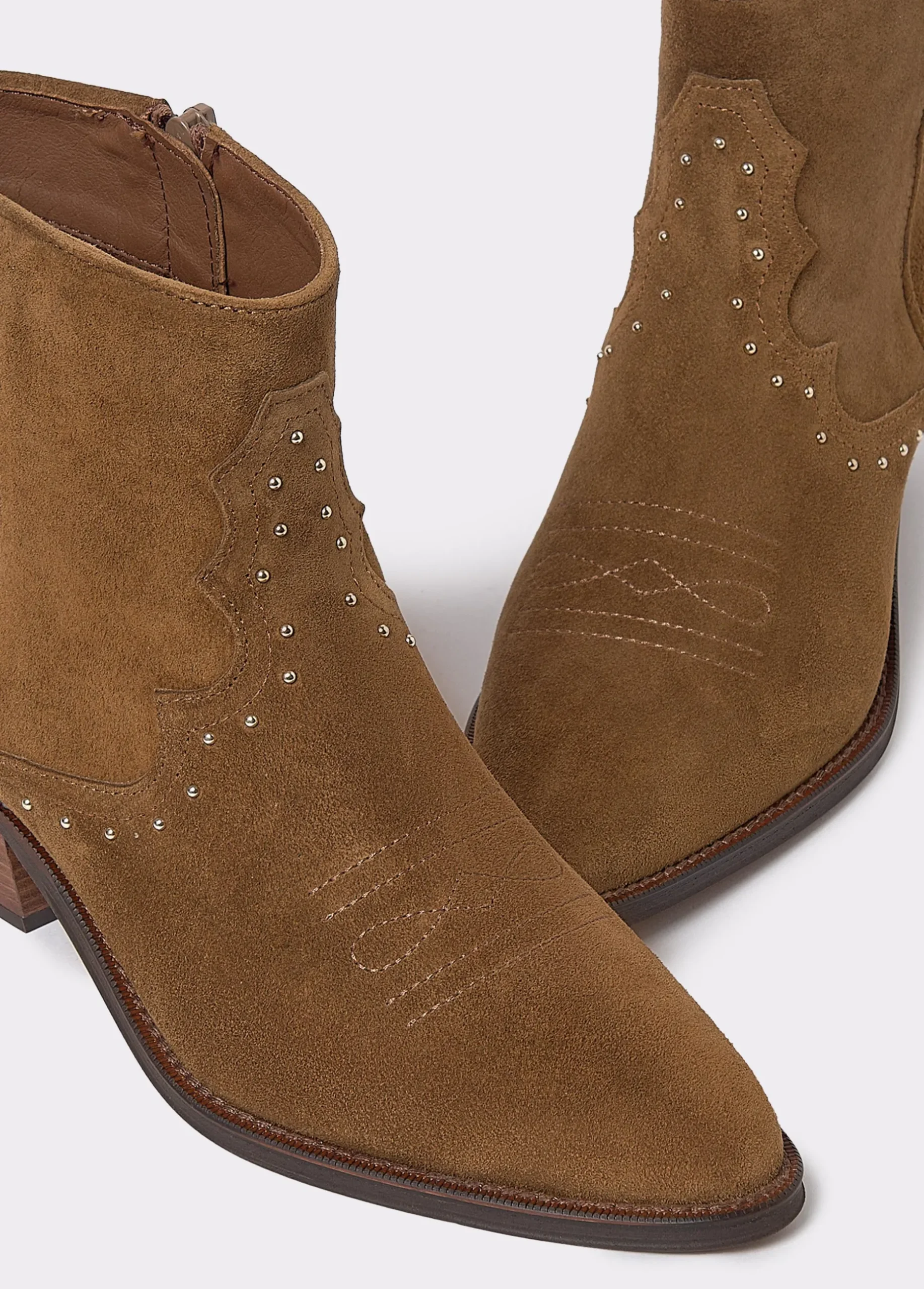 Botín piel tachitas