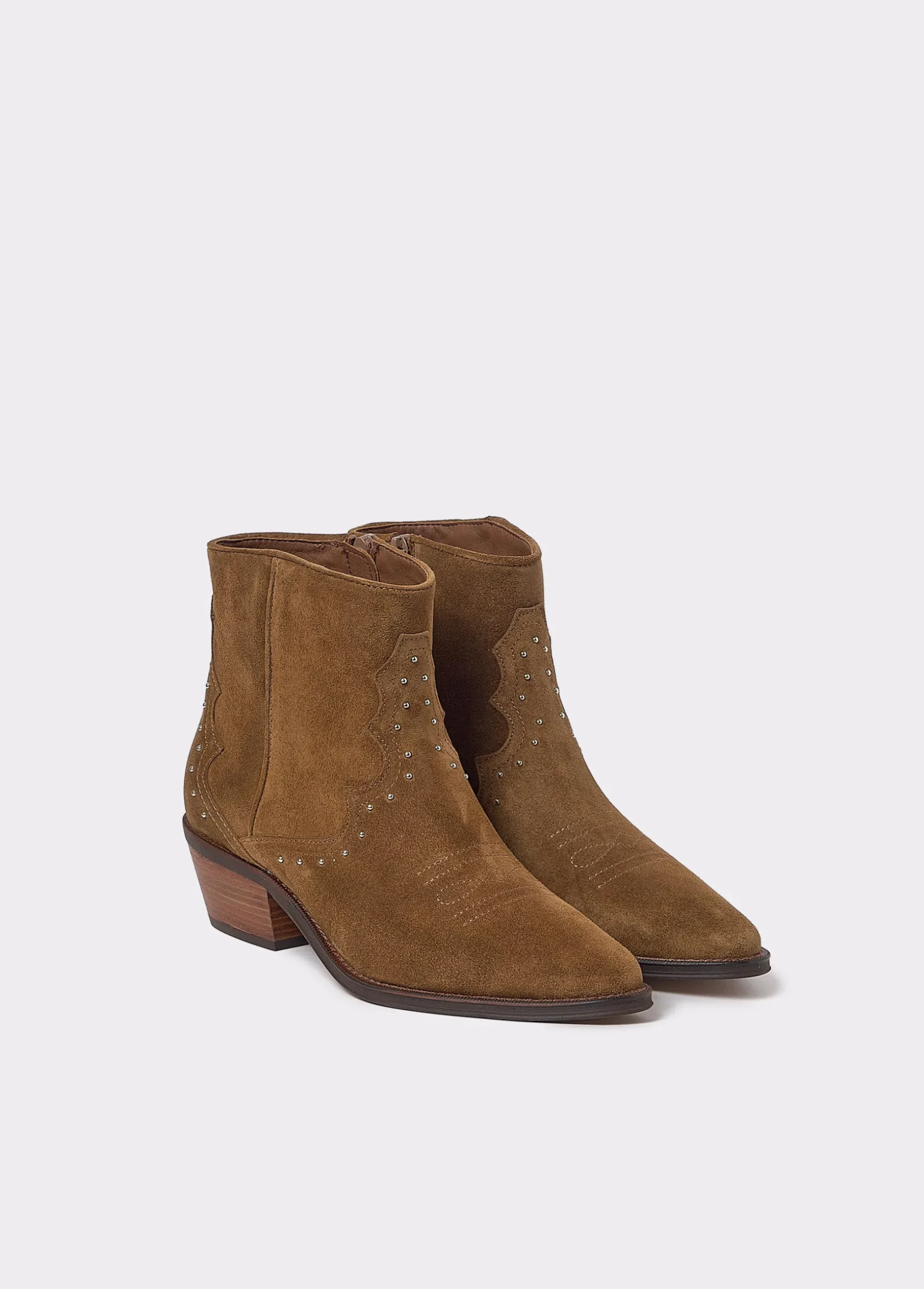 Botín piel tachitas