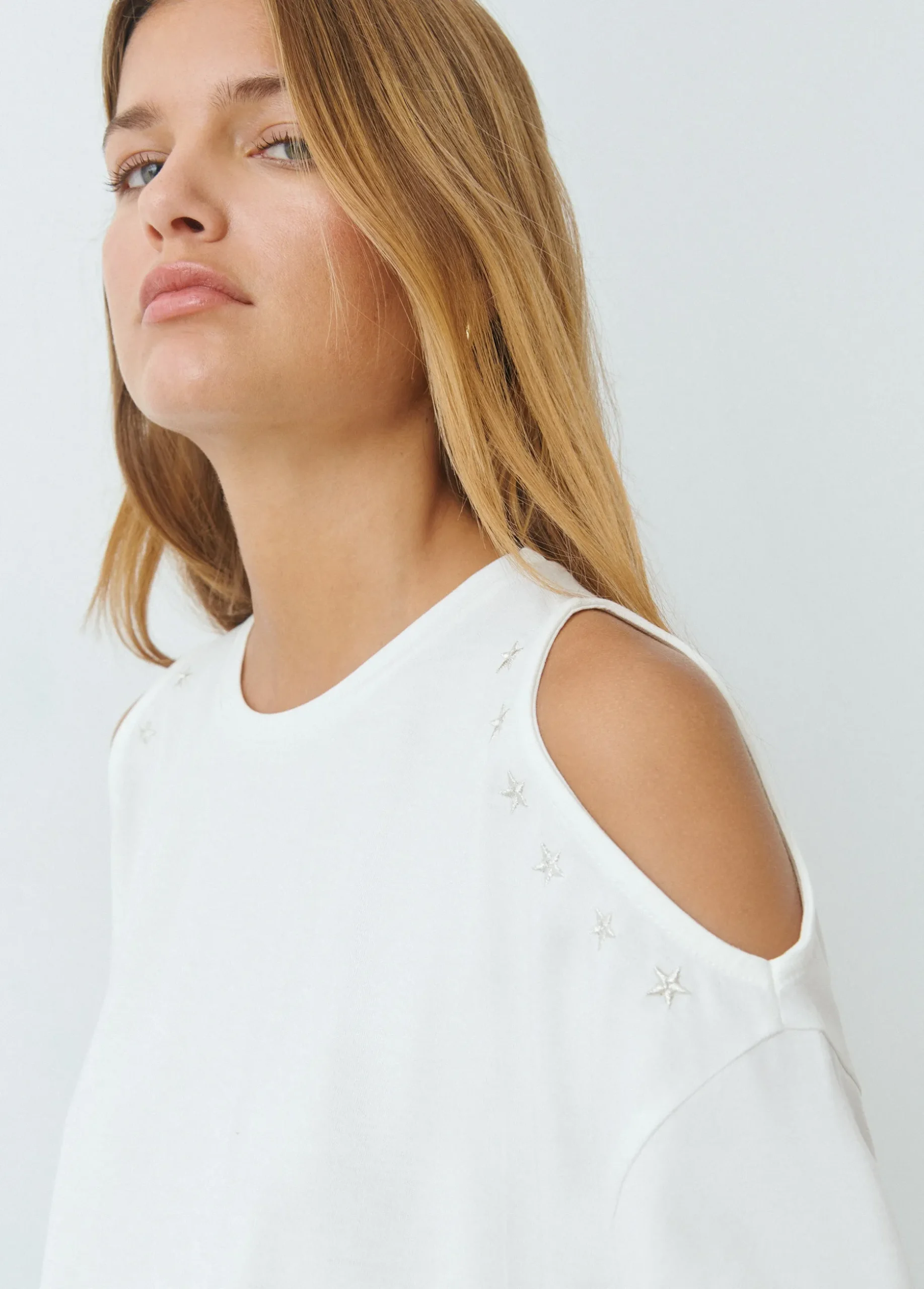 Camiseta cut-out bordado estrellas