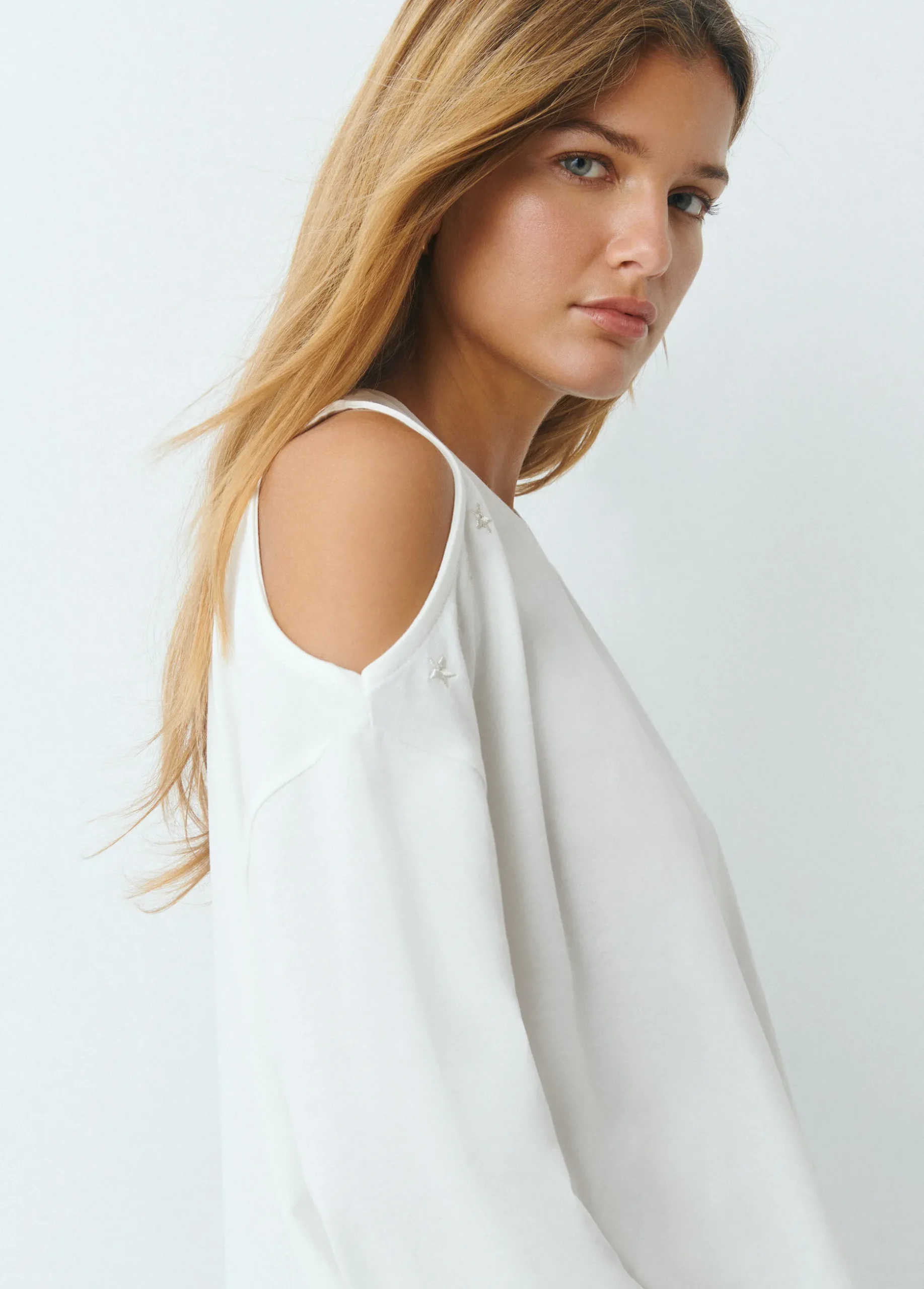 Camiseta cut-out bordado estrellas