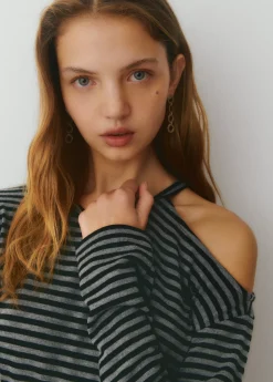 Camiseta cut-out hombro raya tejida