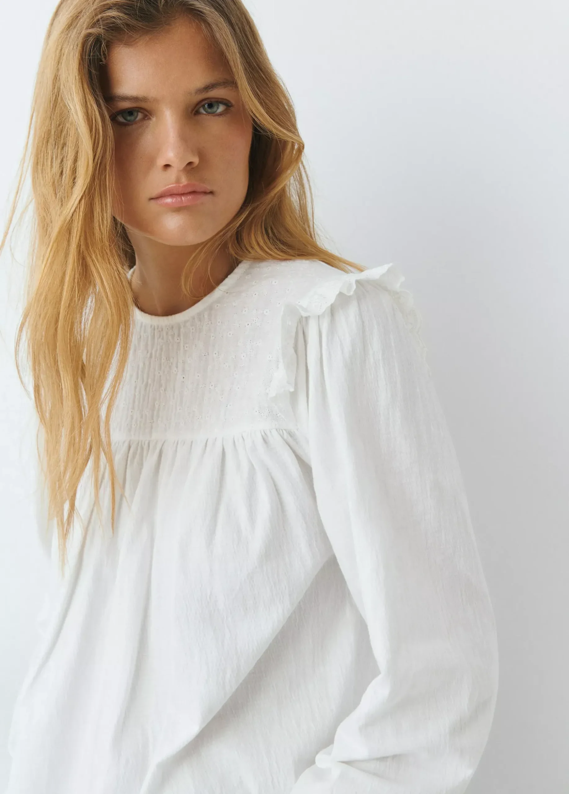 Camiseta estilo blusa con volante