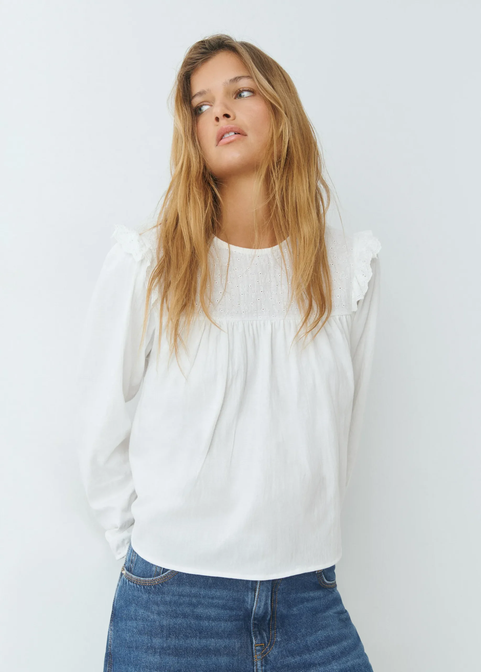 Camiseta estilo blusa con volante