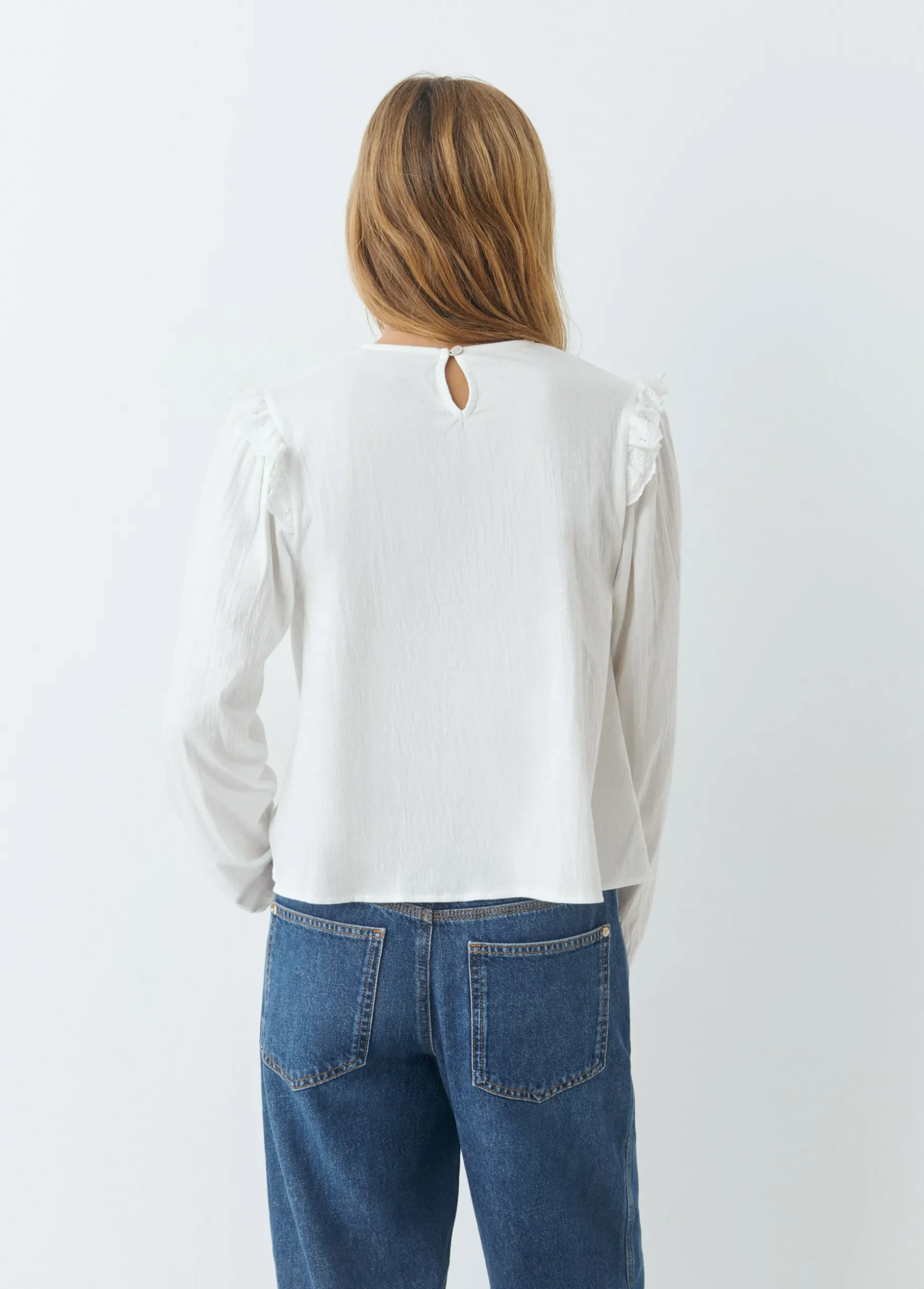Camiseta estilo blusa con volante