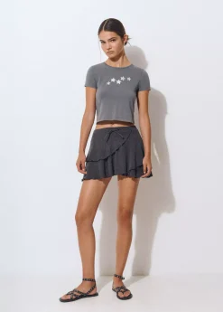 Falda corta volantes tejido estructura