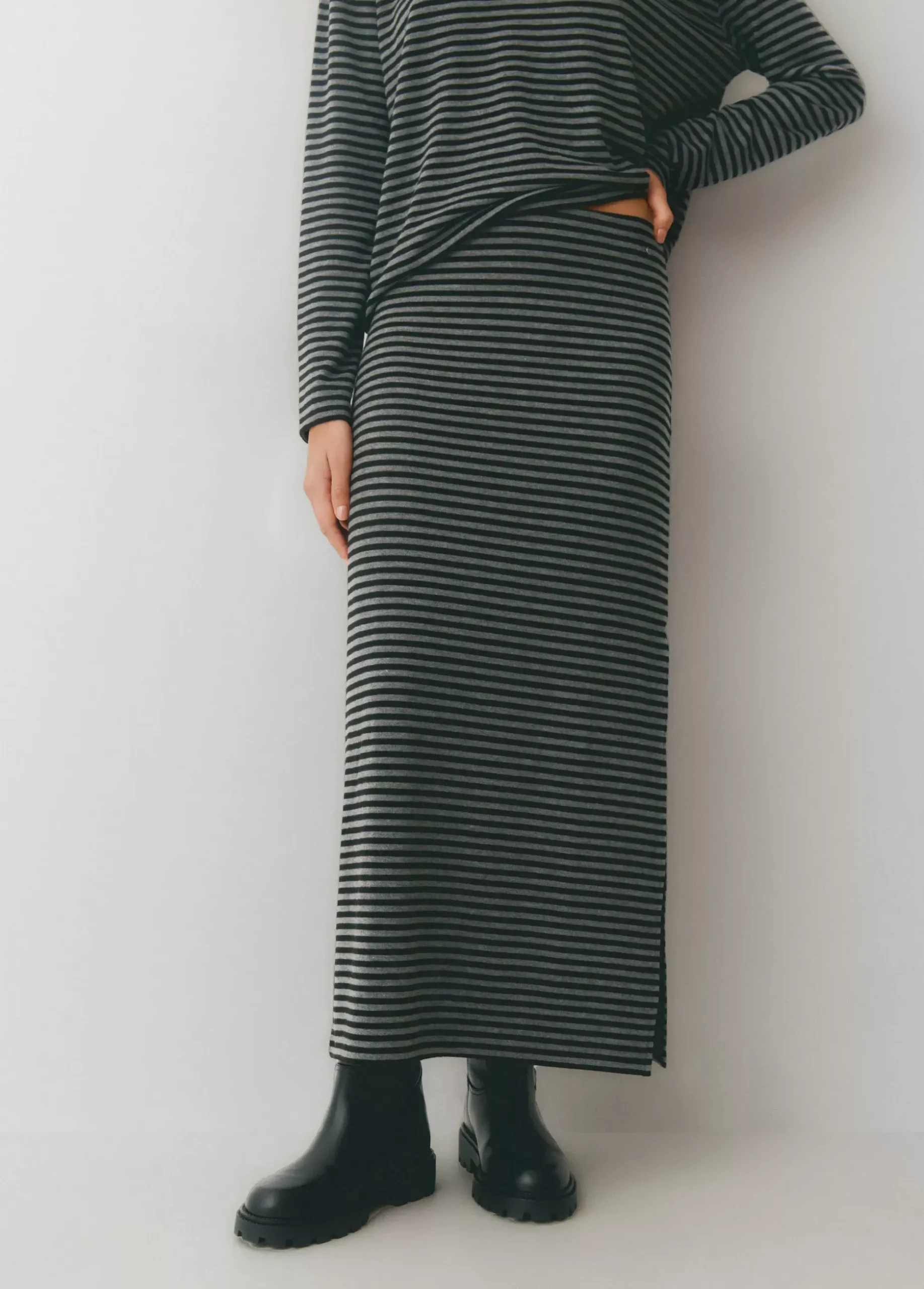 Falda midi raya tejida bicolor