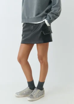 Falda mini efecto piel tachas