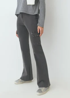 Pantalón campana cargo tachas