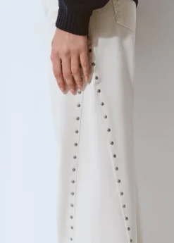 Pantalón corte lateral tachas